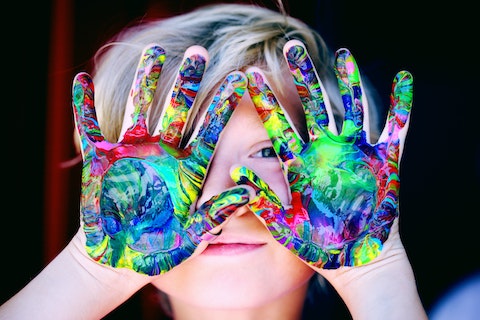 Photo d'enfant avec de la peinture sur les mains